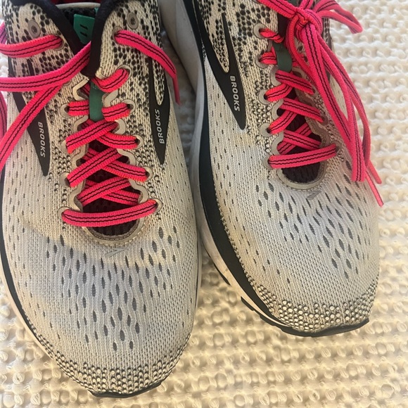 Brooks running shoes size 8 - worn 8 times - Picture 3 of 6